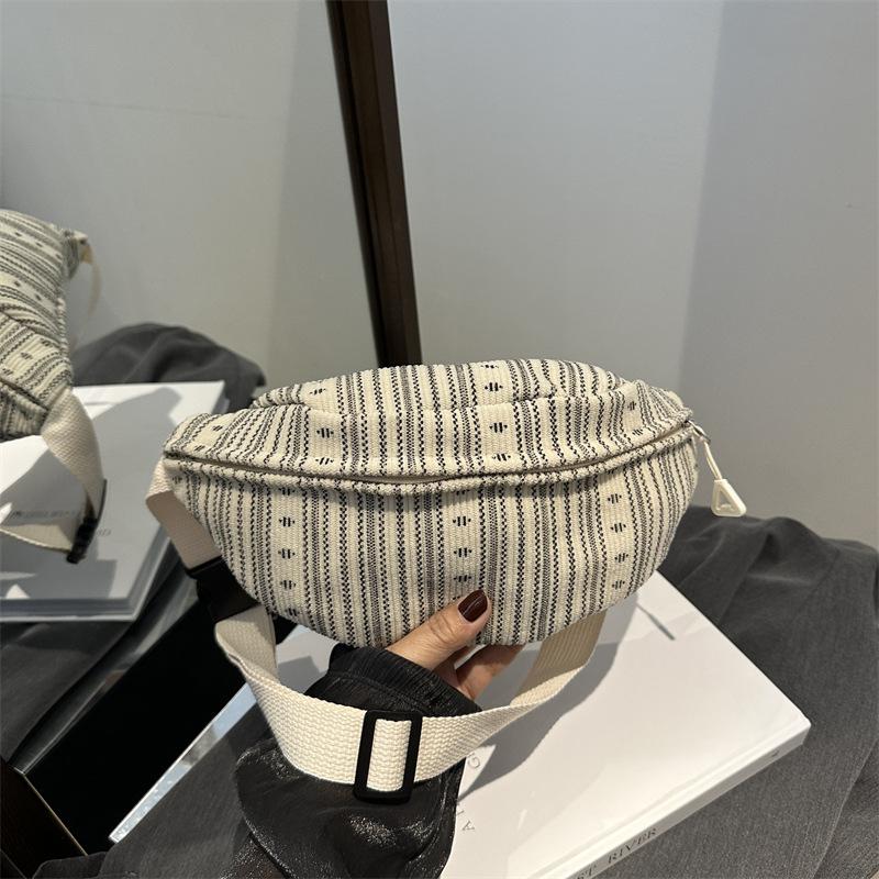 Stylish and simple casual printed messenger bag women s 2025 autumn new corduroy soft-faced striped breast bag коричневий
Stylish and simple casual printed messenger bag women s 2025 autumn new corduroy soft-faced striped breast bag коричневий