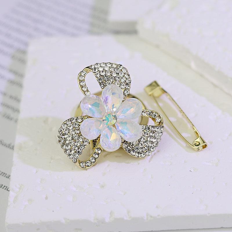 Брошь-булавка для шарфа и шали в виде трехлистного цветка
Брошь-булавка для шарфа и шали в виде трехлистного цветка