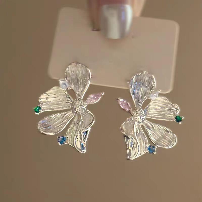 Pleated Flower Stud Earrings Niche Design Cold Wind Retro Exquisite Earrings Light Luxury High-End Earrings
Pleated Flower Stud Earrings Niche Design Cold Wind Retro Exquisite Earrings Light Luxury High-End Earrings