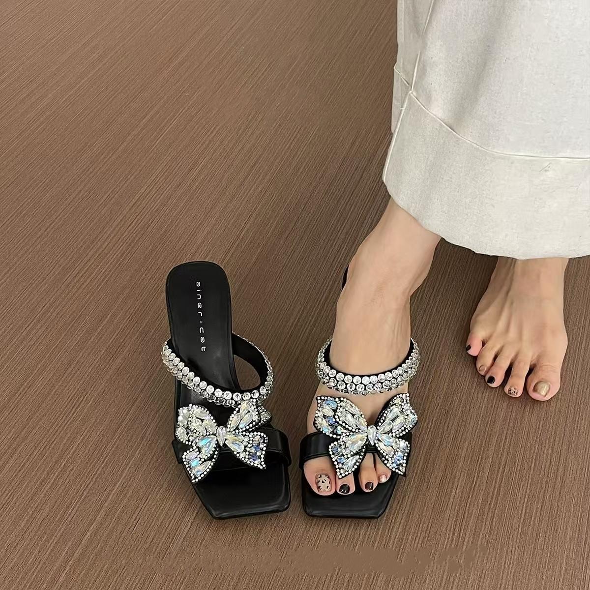 Fairy Feng Shui Diamond Square Head High Heels 2025 Summer New Bow Crystal Heel French Cool Slippers Women s Outer Wear 35 чорний
Fairy Feng Shui Diamond Square Head High Heels 2025 Summer New Bow Crystal Heel French Cool Slippers Women s Outer Wear 35 чорний