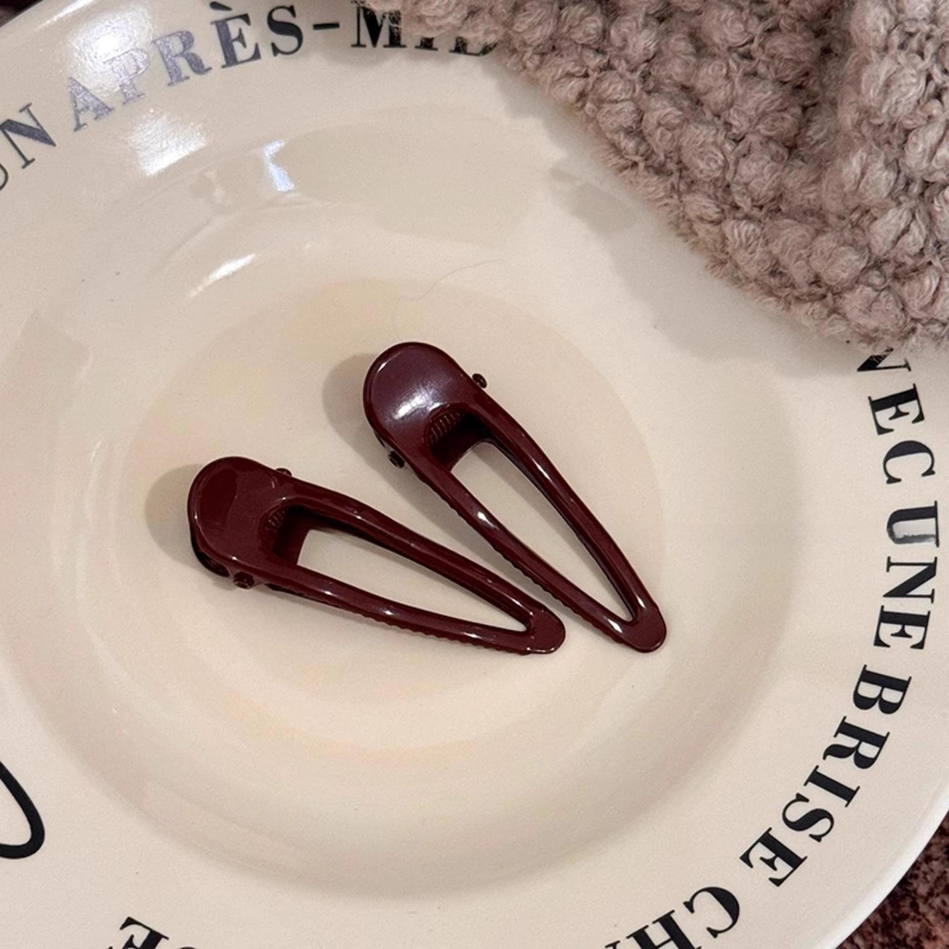 Vintage Red Duckbill Clip New French Hairpin Retro Side Part Hair Clip with Non-Slip Teeth Elegant Forehead Bangs Barrettes
Vintage Red Duckbill Clip New French Hairpin Retro Side Part Hair Clip with Non-Slip Teeth Elegant Forehead Bangs Barrettes