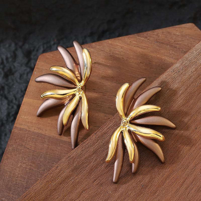 Fashion exaggerated personality paint dripping oil sunflower stud earrings light luxury atmosphere high sense fashionable earrings
Fashion exaggerated personality paint dripping oil sunflower stud earrings light luxury atmosphere high sense fashionable earrings