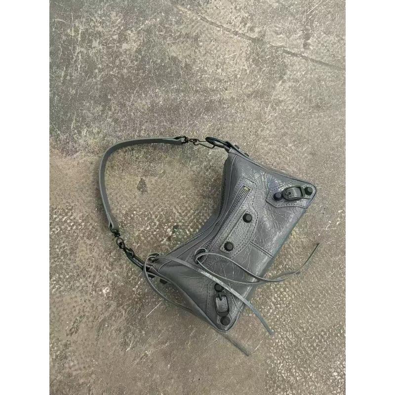 2025 New Moto Neutral Motorcycle Bag Large Capacity Heavy Duty Rivet Underarm Oil Wax Cowhide Cross Shoulder 22x8x12cm
2025 New Moto Neutral Motorcycle Bag Large Capacity Heavy Duty Rivet Underarm Oil Wax Cowhide Cross Shoulder 22x8x12cm