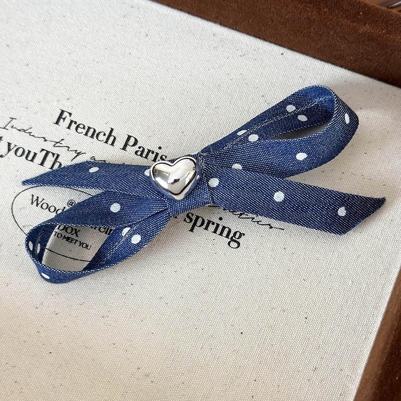 Вінтажний джинсовий горошок. Срібна заколка для волосся з бантом у формі серця. Заколка для волосся «Дівчинка, сто качок».
Вінтажний джинсовий горошок. Срібна заколка для волосся з бантом у формі серця. Заколка для волосся «Дівчинка, сто качок».