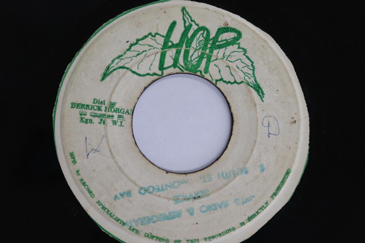 7inch Record DERRICK MORGAN / THE HIPPY BOYS - Give Thanks / Flower Power NONE HOP RECORDS 1971 Jamaica Reggae, Ska & Dub Used
7inch Record DERRICK MORGAN / THE HIPPY BOYS - Give Thanks / Flower Power NONE HOP RECORDS 1971 Jamaica Reggae, Ska & Dub Used
