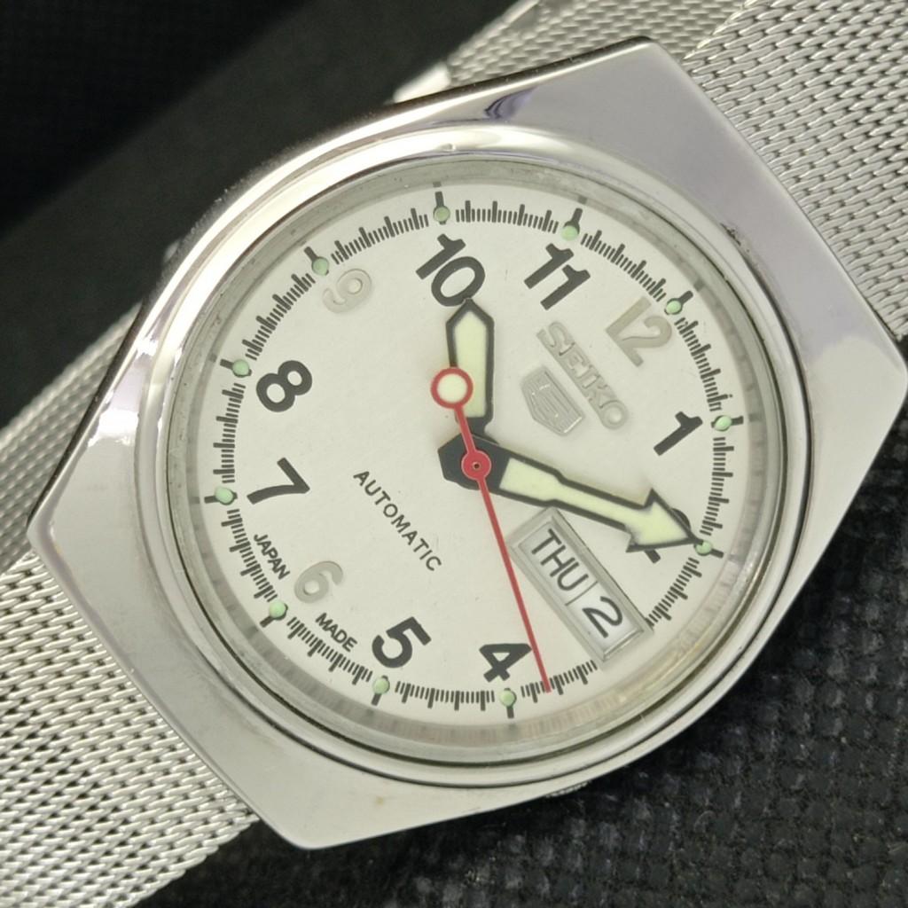 Б/У винтажные часы SEIKO 5 AUTOMATIC 7S26A JAPAN MENS D/D WHITE WATCH 594a-a311649-2 SKU594a-a311649
Б/У винтажные часы SEIKO 5 AUTOMATIC 7S26A JAPAN MENS D/D WHITE WATCH 594a-a311649-2 SKU594a-a311649
