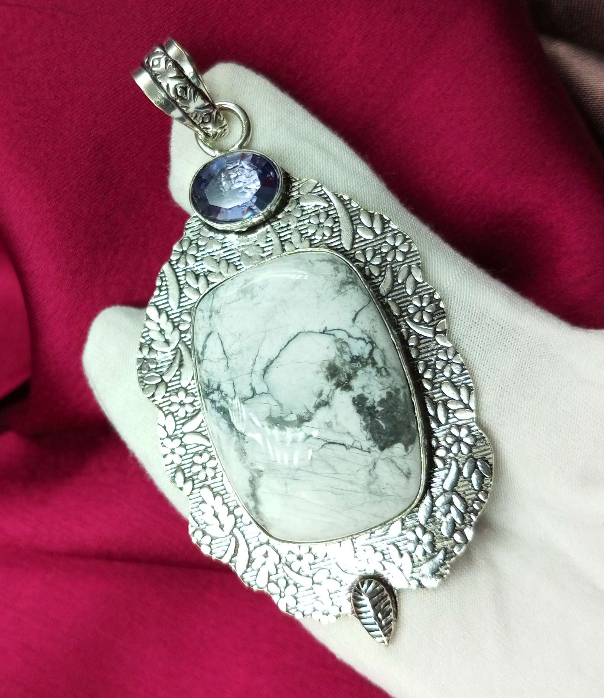 Кулон Howlite Gemstone из стерлингового серебра 925 пробы размером 2 дюйма, приблизительно DEPE89
Кулон Howlite Gemstone из стерлингового серебра 925 пробы размером 2 дюйма, приблизительно DEPE89