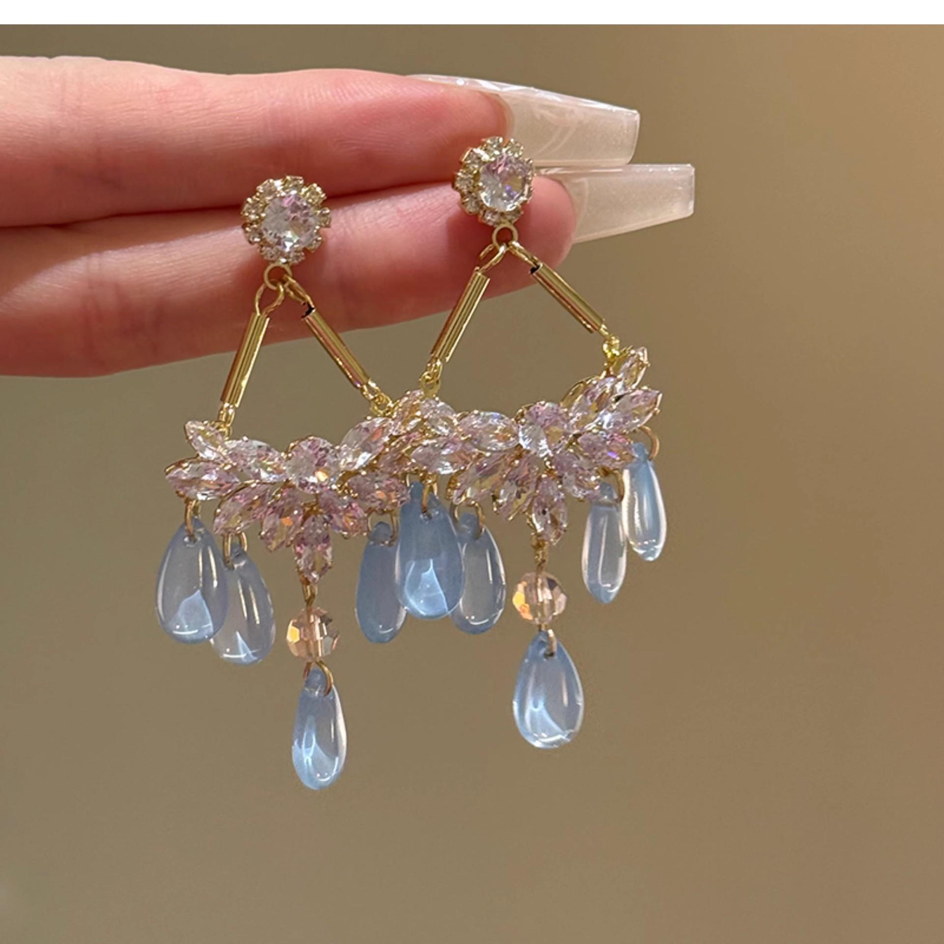 Циркон треугольные серьги-капли воды с бахромой, модные серьги-пусеты в придворном стиле, серьги с высоким чувством холодного темперамента, женские
Циркон треугольные серьги-капли воды с бахромой, модные серьги-пусеты в придворном стиле, серьги с высоким чувством холодного темперамента, женские