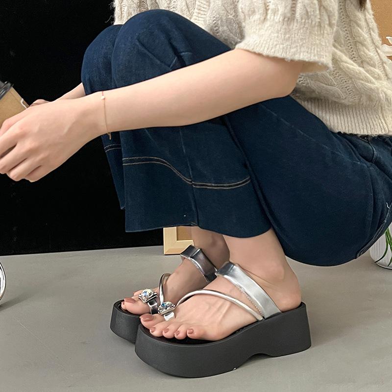 thick-soled heel cover toe cool slippers women s summer wear 2025 new models with skirts fashionable beach one-word sandals 35 серебряный
thick-soled heel cover toe cool slippers women s summer wear 2025 new models with skirts fashionable beach one-word sandals 35 серебряный
