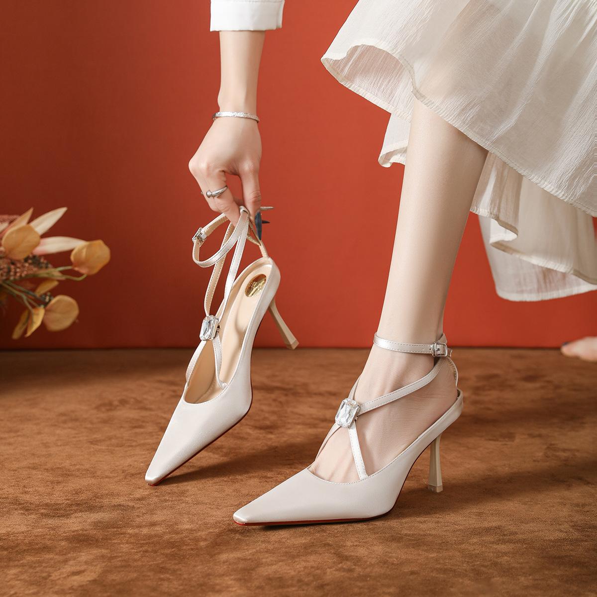 Новые туфли на высоком каблуке с полыми перекрестными ремешками из атласа черного цвета, сандалии с высоким чувством 2025, женские, на шнуровке, со стразами 39 абрикосовый
Новые туфли на высоком каблуке с полыми перекрестными ремешками из атласа черного цвета, сандалии с высоким чувством 2025, женские, на шнуровке, со стразами 39 абрикосовый