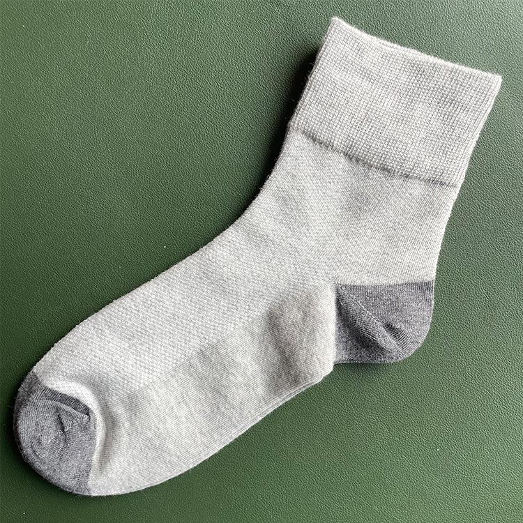 Four Seasons Style Comfortable Cotton Mid-Calf Socks for Men & Women - Non-Binding, Sweat-Absorbent, Ideal for All Ages One Size
Four Seasons Style Comfortable Cotton Mid-Calf Socks for Men & Women - Non-Binding, Sweat-Absorbent, Ideal for All Ages One Size