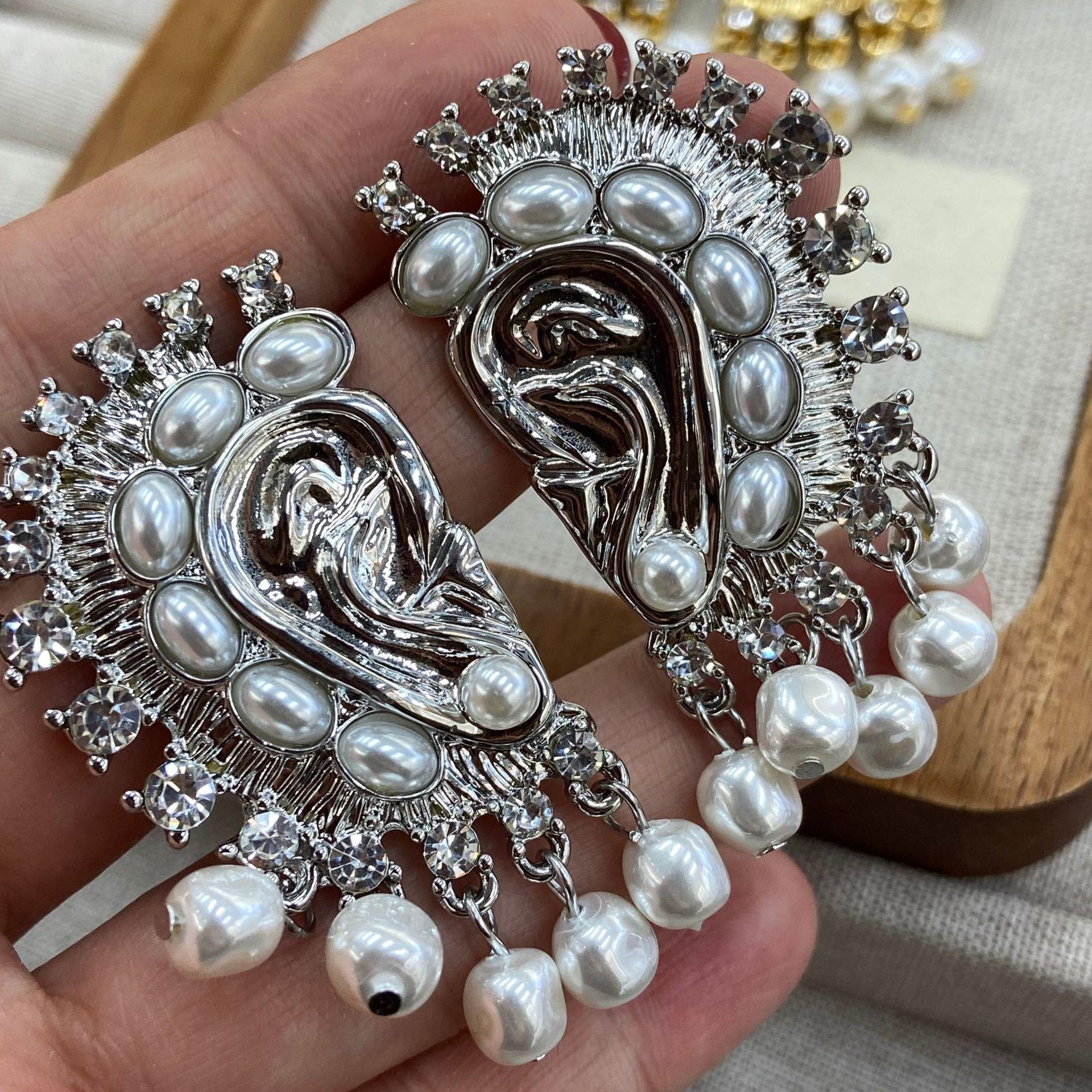 Schiaparelli Freshwater Pearl Fringed Ear Earrings Medieval Vintage Classic Diamond Earrings
Schiaparelli Freshwater Pearl Fringed Ear Earrings Medieval Vintage Classic Diamond Earrings