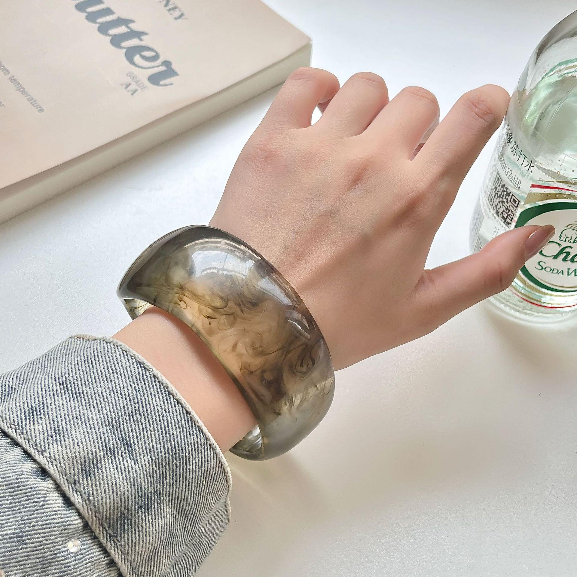 Градиентный полупрозрачный смоляной браслет-манжета – Женский модный широкий круглый браслет, устойчивый к выцветанию
Градиентный полупрозрачный смоляной браслет-манжета – Женский модный широкий круглый браслет, устойчивый к выцветанию