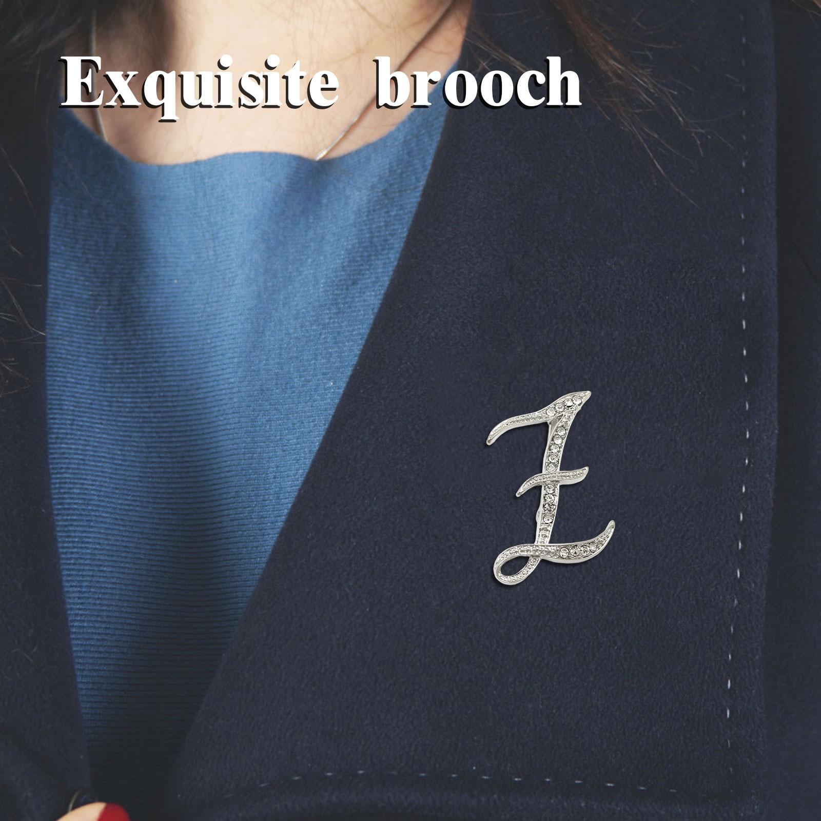 Английская буква брошь с цветком на груди из сплава с бриллиантами, наполненными водой, булавка для аксессуара одежды One Size
Английская буква брошь с цветком на груди из сплава с бриллиантами, наполненными водой, булавка для аксессуара одежды One Size