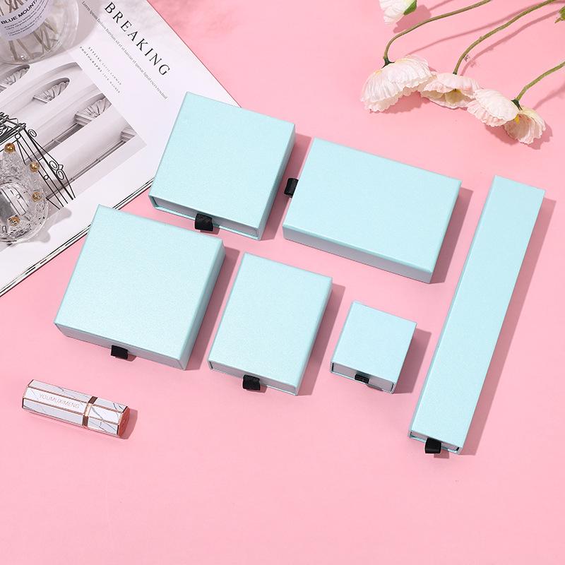 Перламутрово-синяя крафт-бумага, коробка-ящик для ювелирных изделий для подарков на День святого Валентина Pearlescent Blue; 5*5*3.5 cm
Перламутрово-синяя крафт-бумага, коробка-ящик для ювелирных изделий для подарков на День святого Валентина Pearlescent Blue; 5*5*3.5 cm