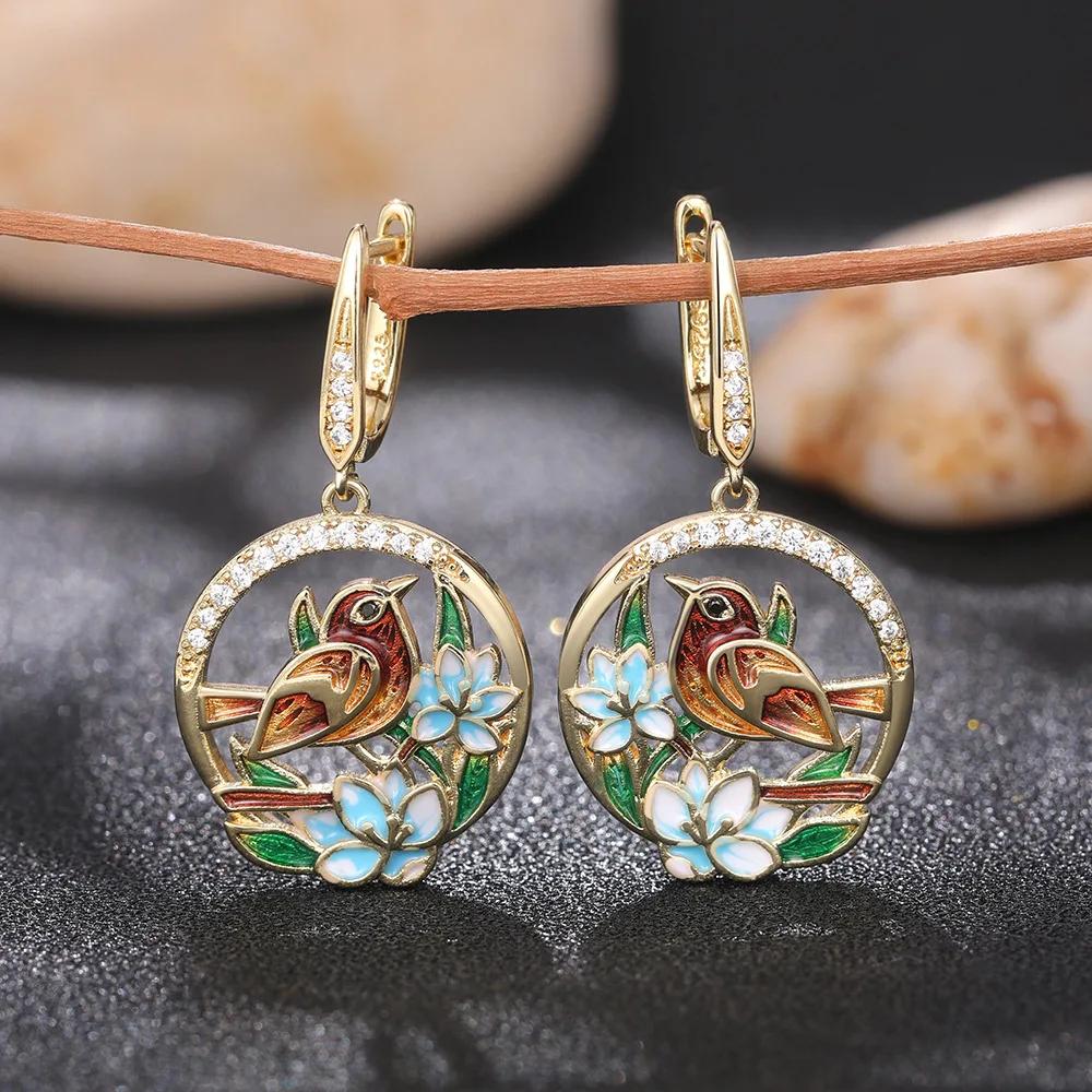 2026 New Bird Talk Flower Fragrance Aesthetic Earrings Female Colorful Enamel Pendant Wedding Party Luxury Zircon
2026 New Bird Talk Flower Fragrance Aesthetic Earrings Female Colorful Enamel Pendant Wedding Party Luxury Zircon