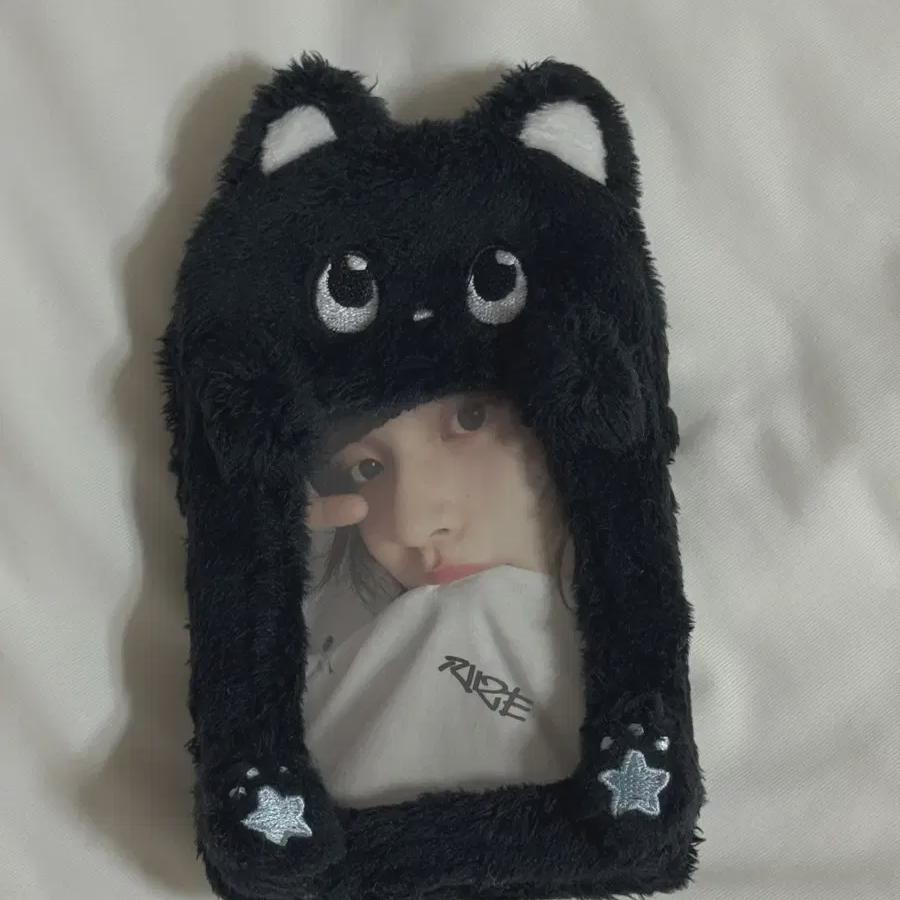 RIIZE Вонбин Холдер для фотокарточек Китти
RIIZE Вонбин Холдер для фотокарточек Китти