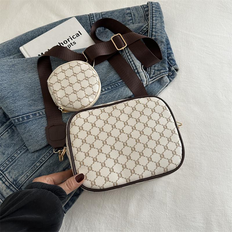 Fashionable Small Square Shoulder Bag In Elegant Colors Perfect For Daily Outings
Fashionable Small Square Shoulder Bag In Elegant Colors Perfect For Daily Outings