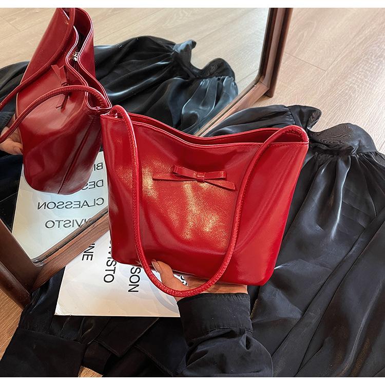 Red bag women s 2025 new summer retro shoulder armpit bag high-end niche wedding bag wedding bucket bag красный
Red bag women s 2025 new summer retro shoulder armpit bag high-end niche wedding bag wedding bucket bag красный