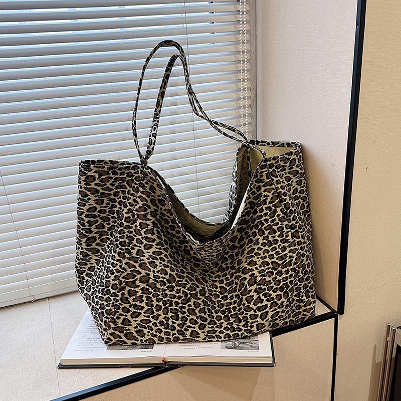 Leopard Print Canvas Tote - Large Capacity, European-American Style, Women s Commuting Handbag 40*25*34 cm цветной печати леопарда
Leopard Print Canvas Tote - Large Capacity, European-American Style, Women s Commuting Handbag 40*25*34 cm цветной печати леопарда