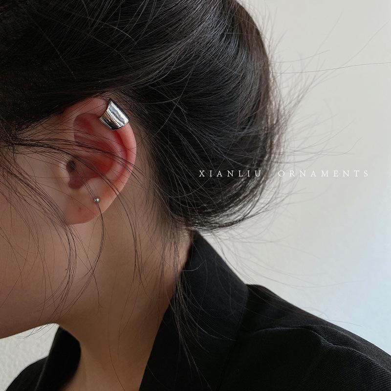 Elegant Retro Hong Kong Style Ear Cuffs: Minimalist, Fashionable Clip-Ons for Unpierced Ears.
Elegant Retro Hong Kong Style Ear Cuffs: Minimalist, Fashionable Clip-Ons for Unpierced Ears.