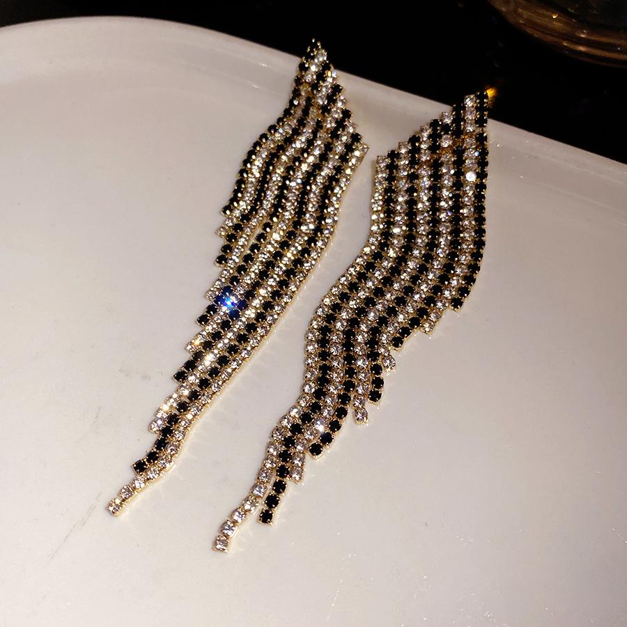 European and American silver needle diamond-set rhombus fringed earrings simple fashion temperament earrings light luxury high-end earrings women
European and American silver needle diamond-set rhombus fringed earrings simple fashion temperament earrings light luxury high-end earrings women