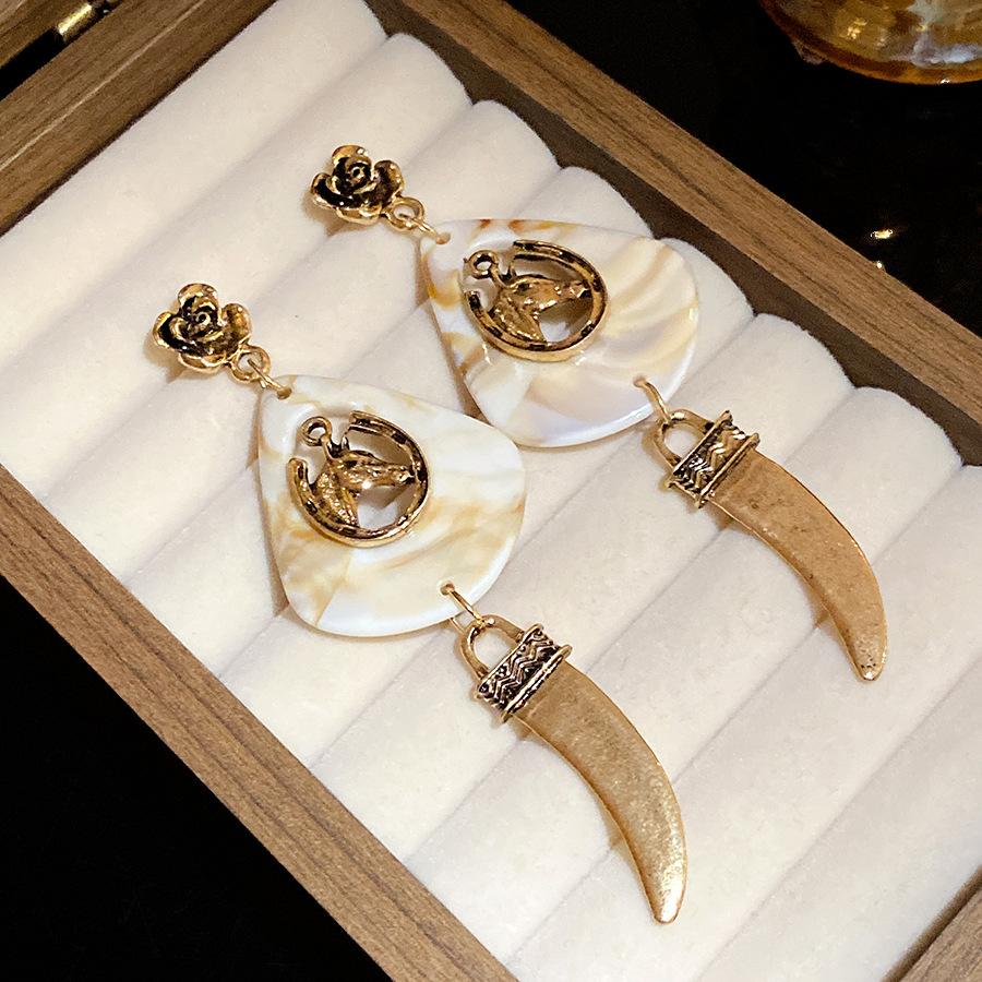 Silver Needle Flower Resin Pony Pendant Earrings Ethnic Style Retro Niche Design Earrings Light Luxury Premium Earrings
Silver Needle Flower Resin Pony Pendant Earrings Ethnic Style Retro Niche Design Earrings Light Luxury Premium Earrings
