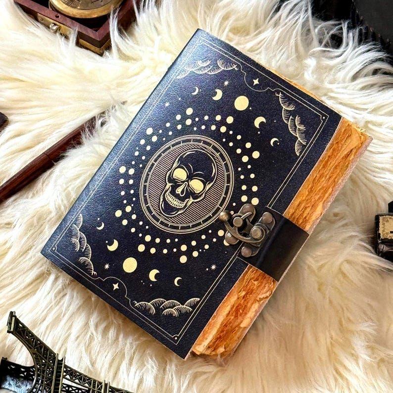 Книга Теней из кожи ручной работы: Дневник для любителей черепов с замком 7 x 5 in
Книга Теней из кожи ручной работы: Дневник для любителей черепов с замком 7 x 5 in