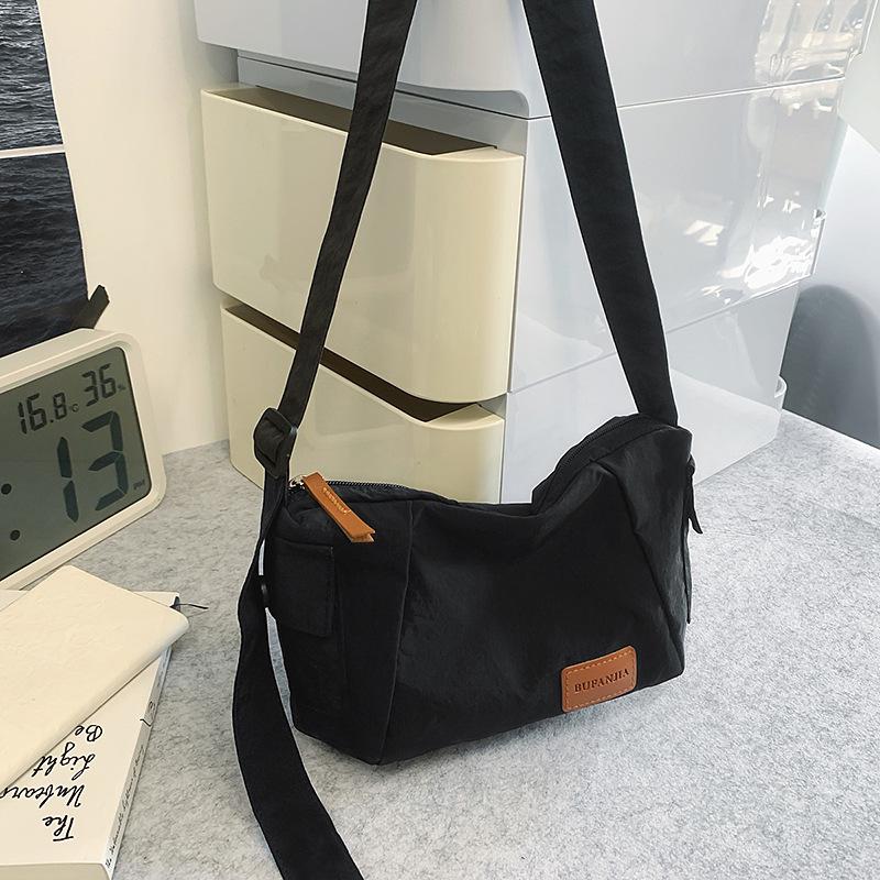 New women s bag couple trendy versatile shoulder bag casual and lightweight dumpling bag outdoor sports messenger bag чорний
New women s bag couple trendy versatile shoulder bag casual and lightweight dumpling bag outdoor sports messenger bag чорний