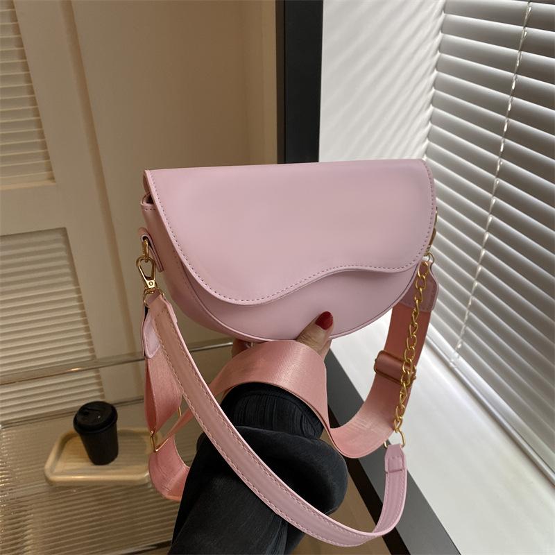 Simple and fashionable texture 2025 new retro casual wide woven shoulder strap crossbody single shoulder underarm saddle bag чорний
Simple and fashionable texture 2025 new retro casual wide woven shoulder strap crossbody single shoulder underarm saddle bag чорний