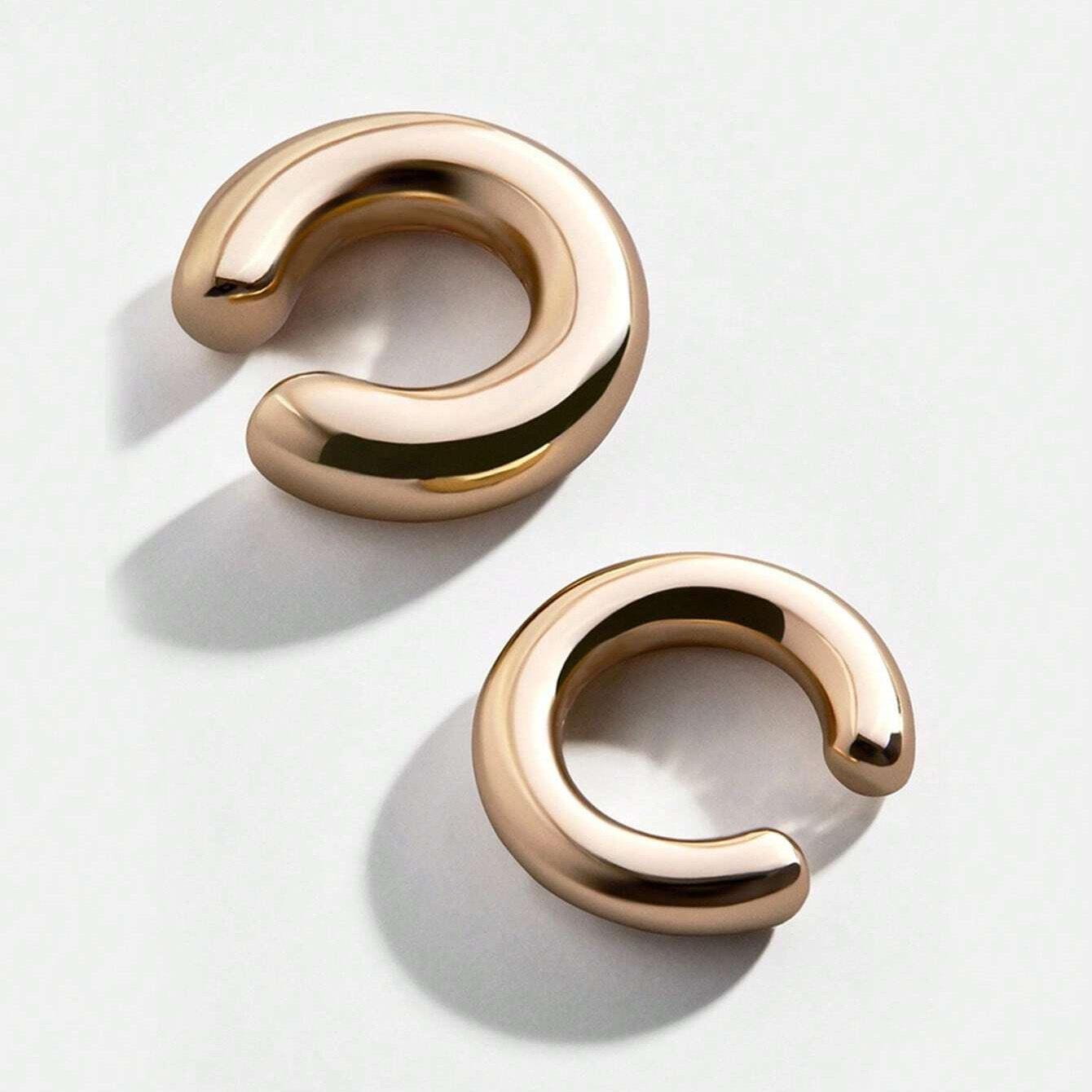 Minimalist Asymmetrical Polished Alloy Earring with Double Round Cuff
Minimalist Asymmetrical Polished Alloy Earring with Double Round Cuff