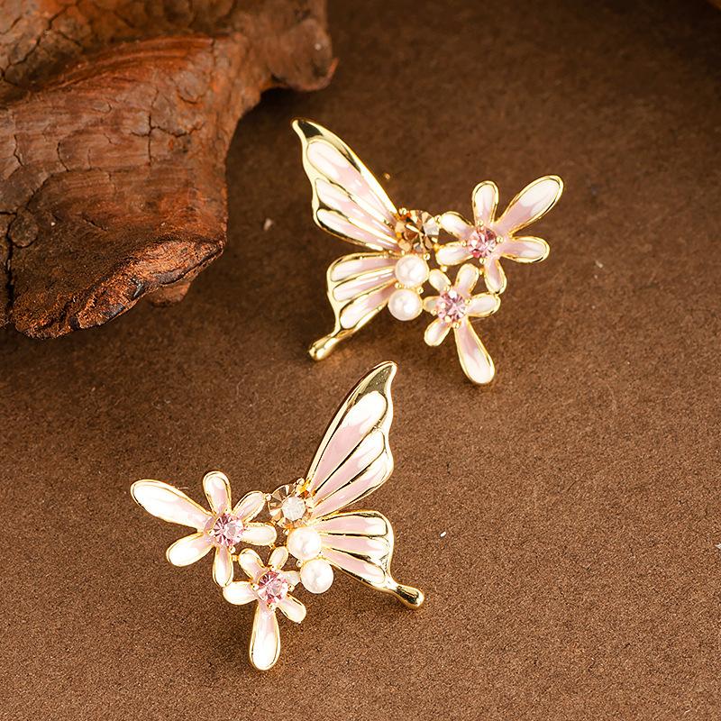 Silver needle zircon pearl oil drop butterfly flower earrings Korean temperament light luxury stud earrings niche fashion versatile earrings
Silver needle zircon pearl oil drop butterfly flower earrings Korean temperament light luxury stud earrings niche fashion versatile earrings