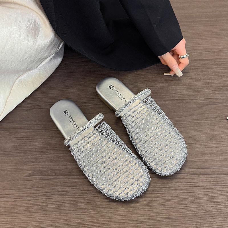 Крутые шлепанцы на толстой подошве женские для улицы нишевые летние с закрытым носком сетчатые со стразами на мягкой подошве пляжные полушлепанцы 40 серебряный
Крутые шлепанцы на толстой подошве женские для улицы нишевые летние с закрытым носком сетчатые со стразами на мягкой подошве пляжные полушлепанцы 40 серебряный