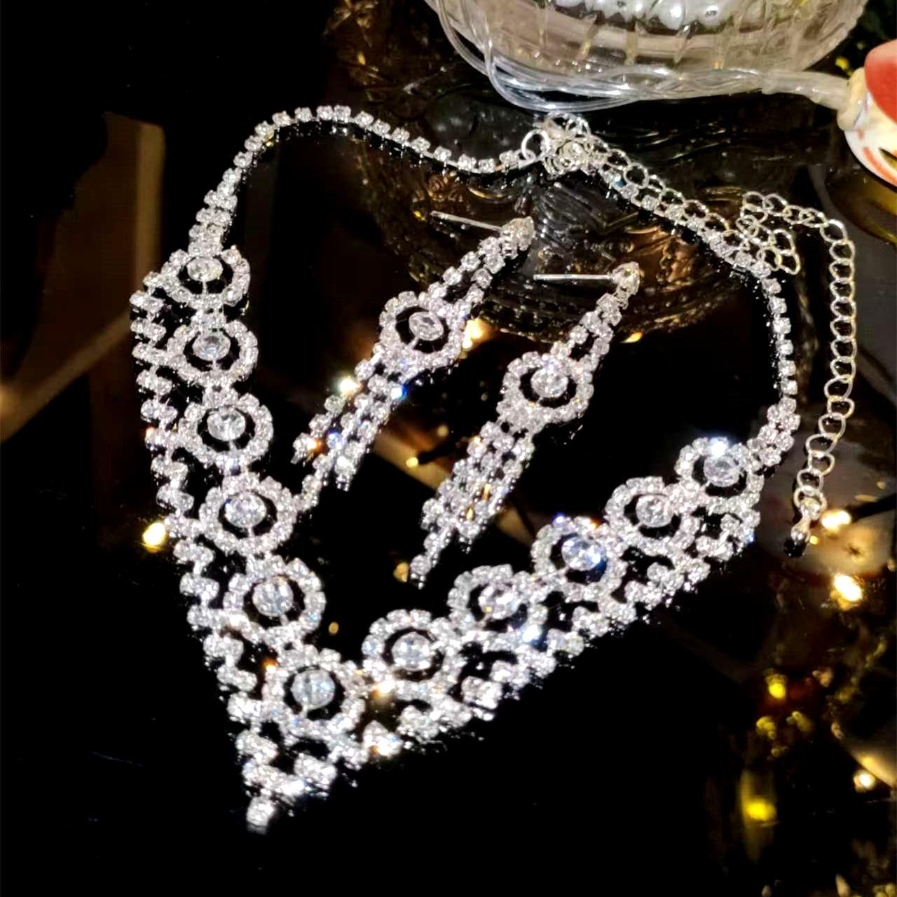Chain Set Luxury Sparkling Rhinestone Necklace Earrings Two-piece Set Bridal Jewelry Wedding Dress Accessories
Chain Set Luxury Sparkling Rhinestone Necklace Earrings Two-piece Set Bridal Jewelry Wedding Dress Accessories