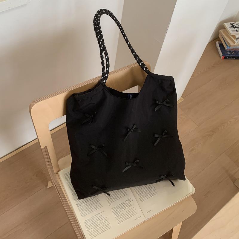 Women s Shoulder Bag High-end Sense Unique Design Fashi Bowknot Lightweight Nyl Bag Student Versatile Tote Handbag чёрный
Women s Shoulder Bag High-end Sense Unique Design Fashi Bowknot Lightweight Nyl Bag Student Versatile Tote Handbag чёрный