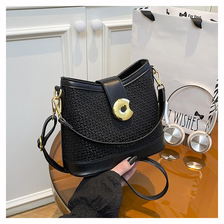 Bucket bag women s new woven bag autumn temperament niche messenger bag trendy work small bag portable women s bag чёрный
Bucket bag women s new woven bag autumn temperament niche messenger bag trendy work small bag portable women s bag чёрный