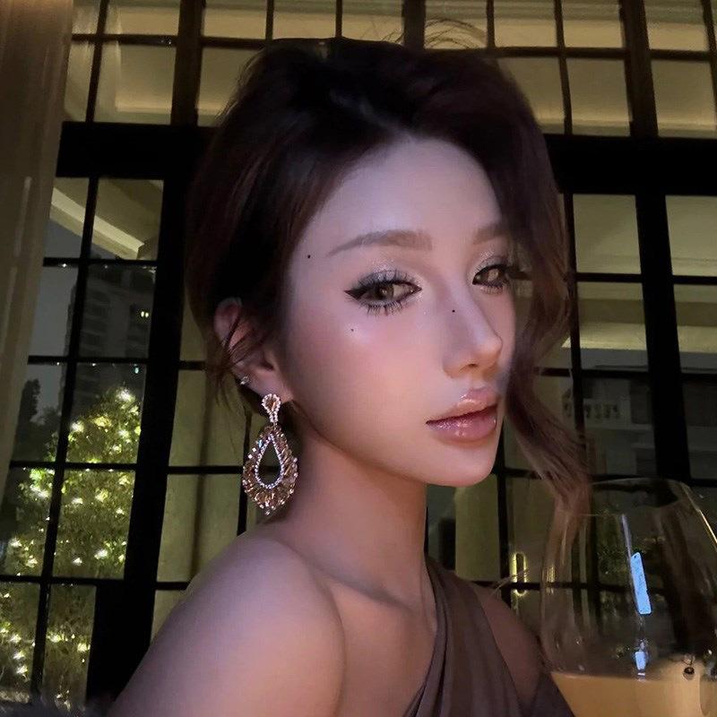 Diamond-encrusted hollow water drop pendant earrings temperament light luxury earrings fashionable exquisite high-end earrings women
Diamond-encrusted hollow water drop pendant earrings temperament light luxury earrings fashionable exquisite high-end earrings women