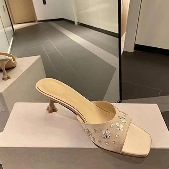 Су Иньинь носит те же новые летние туфли-лодочки с квадратным носком, лепестками, стразами и атласной отделкой, женские шлепанцы для улицы на лето 2025 года 40 шампанского
Су Иньинь носит те же новые летние туфли-лодочки с квадратным носком, лепестками, стразами и атласной отделкой, женские шлепанцы для улицы на лето 2025 года 40 шампанского