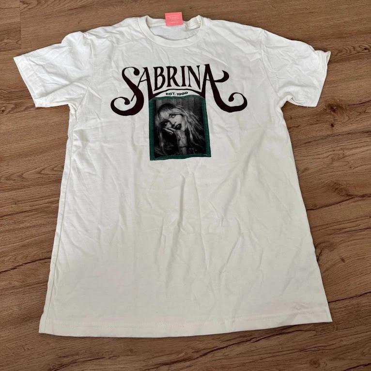 ОФИЦИАЛЬНЫЙ МЕРЧ Sabrina Carpenter Футболка Short n Sweet Tour 2025 EST 1999 Маленький XL
ОФИЦИАЛЬНЫЙ МЕРЧ Sabrina Carpenter Футболка Short n Sweet Tour 2025 EST 1999 Маленький XL