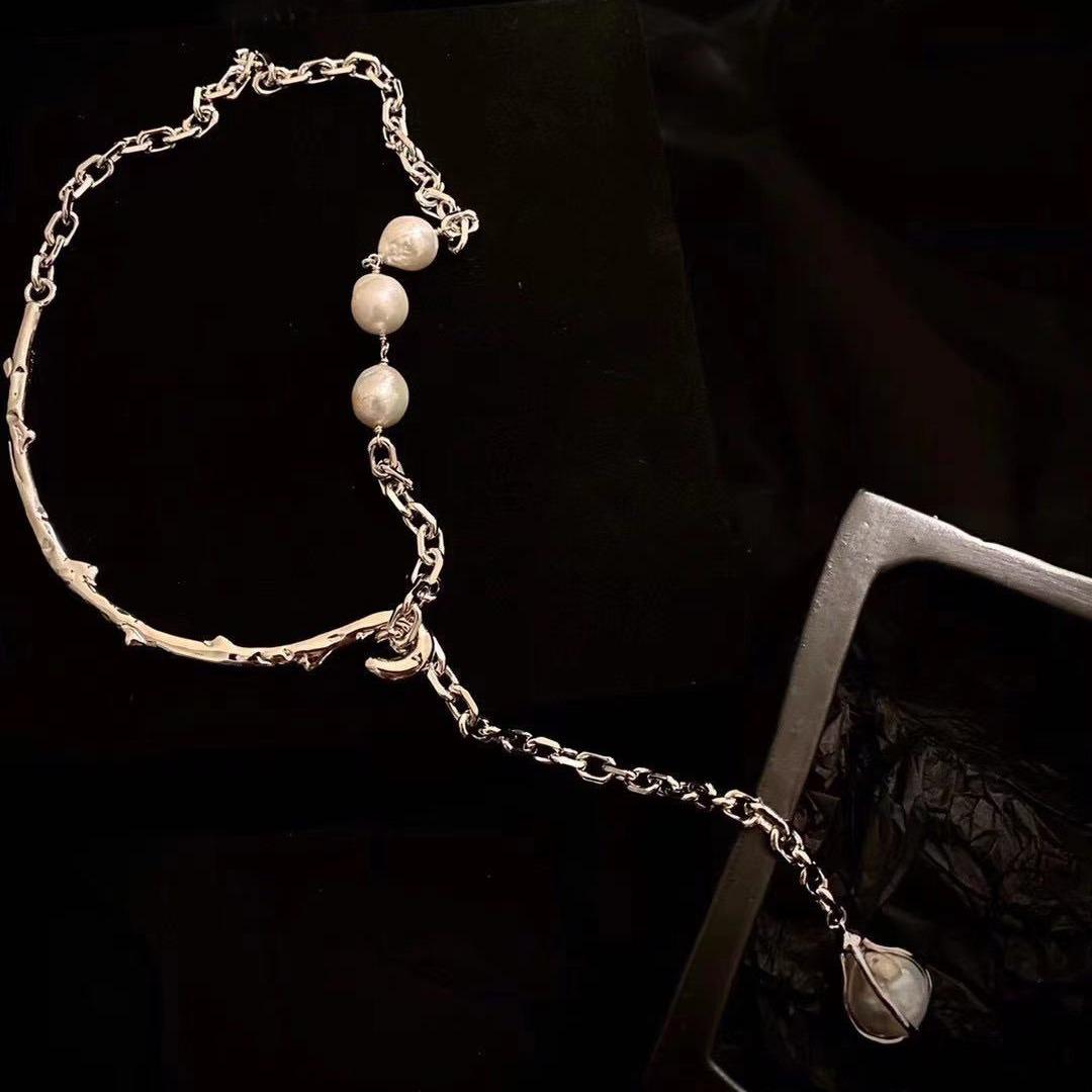 Butterfly Pearl Earrings with Hip Hop Choker and No-Piercing Ear Clips, Pearl Necklace Clavicle Chain in Light Luxury Niche Design
Butterfly Pearl Earrings with Hip Hop Choker and No-Piercing Ear Clips, Pearl Necklace Clavicle Chain in Light Luxury Niche Design