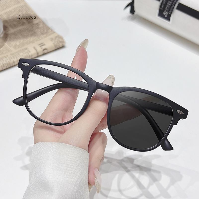 Photochromic Blue Light Glasses - Auto Tinting for Indoor/Outdoor Anti Glare HD Vision Unisex Eyewear Eye Glasses for Men
Photochromic Blue Light Glasses - Auto Tinting for Indoor/Outdoor Anti Glare HD Vision Unisex Eyewear Eye Glasses for Men