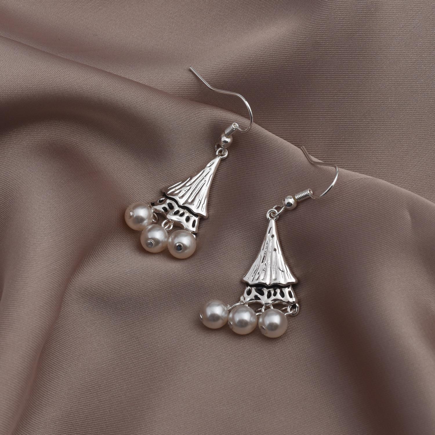 S925 Silver Needle Women s High-End Niche Stud Earrings - Elegant & Trendy
S925 Silver Needle Women s High-End Niche Stud Earrings - Elegant & Trendy