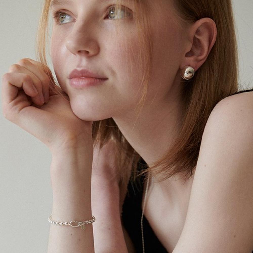Huit.Silver.69 925 Silver Gross Corde Bracelet Single option
Huit.Silver.69 925 Silver Gross Corde Bracelet Single option