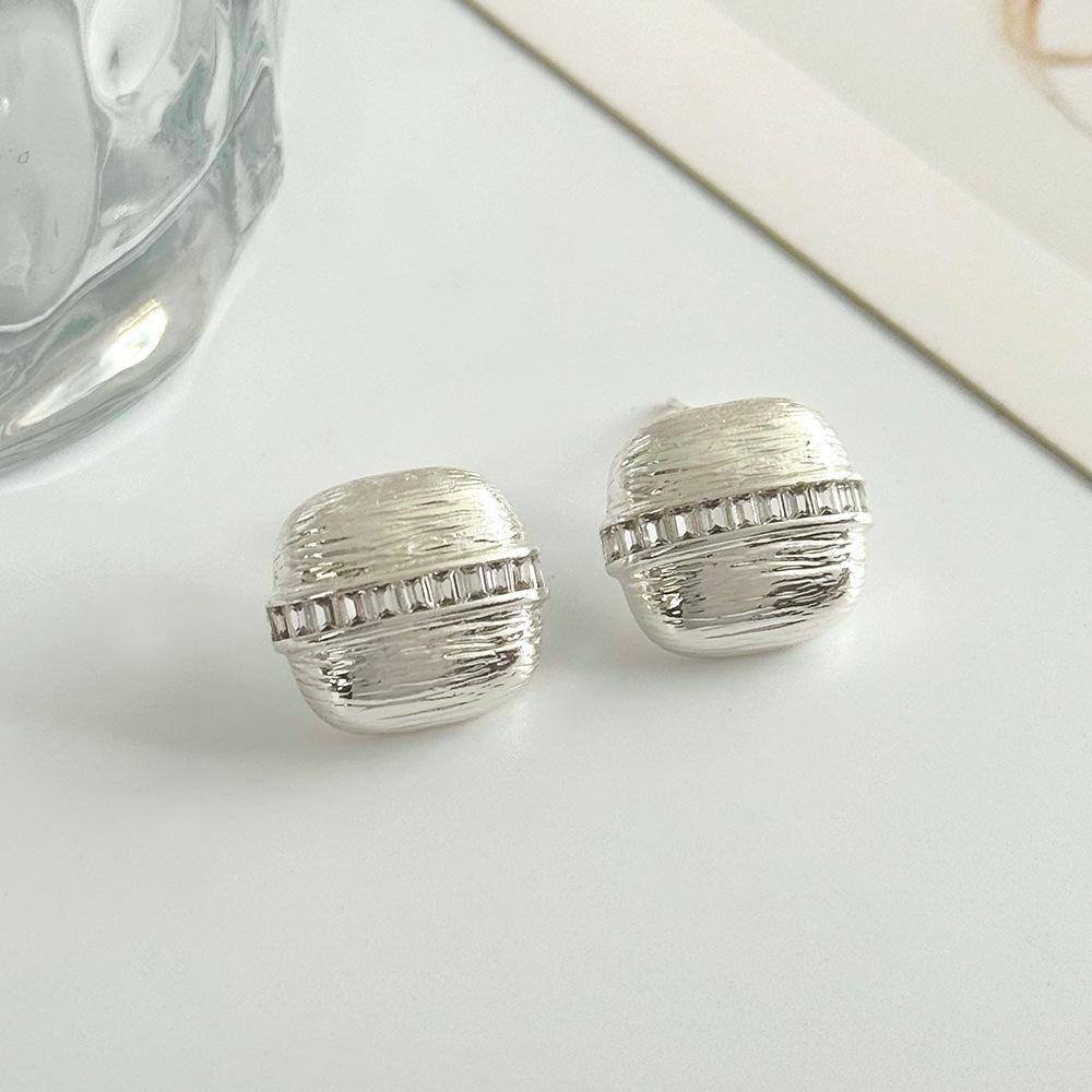 18k Gold-Plated Retro Zircon Earrings with Brushed Texture
18k Gold-Plated Retro Zircon Earrings with Brushed Texture