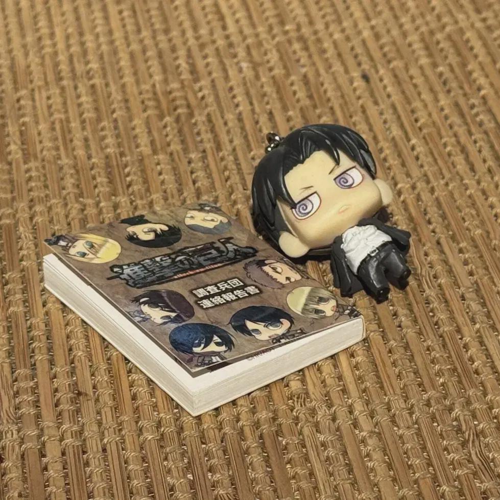 Attack On Titan Levi Sd Keyring + Investigation Corps Report Minibook
Attack On Titan Levi Sd Keyring + Investigation Corps Report Minibook