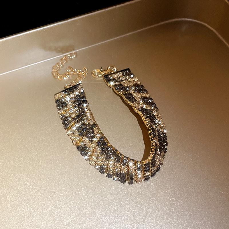 Diamond-encrusted rectangular wide-faced leopard print necklace Hong Kong style high-end sense retro collarbone chain unique versatile jewelry women
Diamond-encrusted rectangular wide-faced leopard print necklace Hong Kong style high-end sense retro collarbone chain unique versatile jewelry women