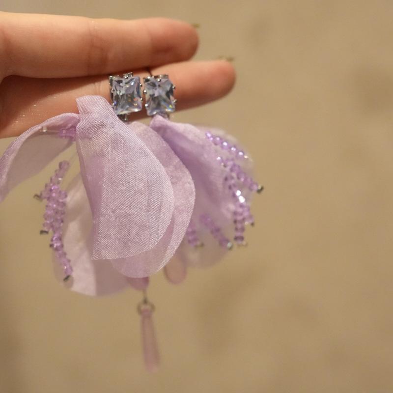 Silver needle zircon chiffon flower water drop pendant earrings seaside vacation temperament earrings niche high-end earrings women
Silver needle zircon chiffon flower water drop pendant earrings seaside vacation temperament earrings niche high-end earrings women