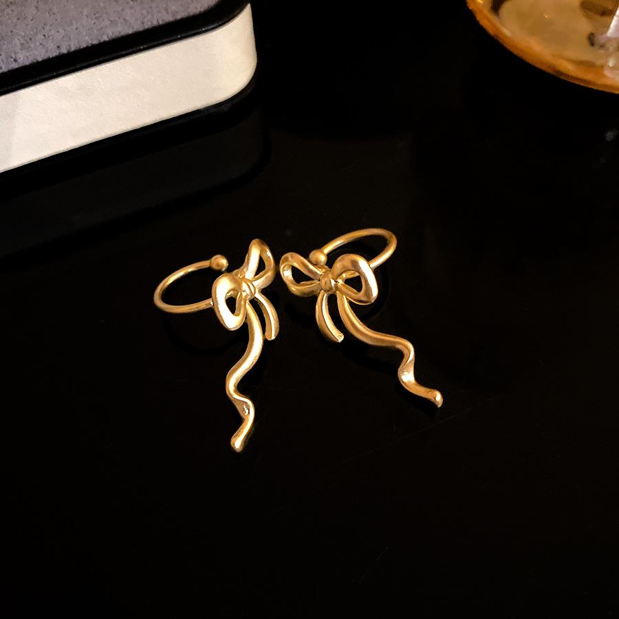 Bow fashion ear clips, personalized design, fashionable and exquisite, no ear piercings, ear bone clips, light luxury, high-end earrings, women
Bow fashion ear clips, personalized design, fashionable and exquisite, no ear piercings, ear bone clips, light luxury, high-end earrings, women