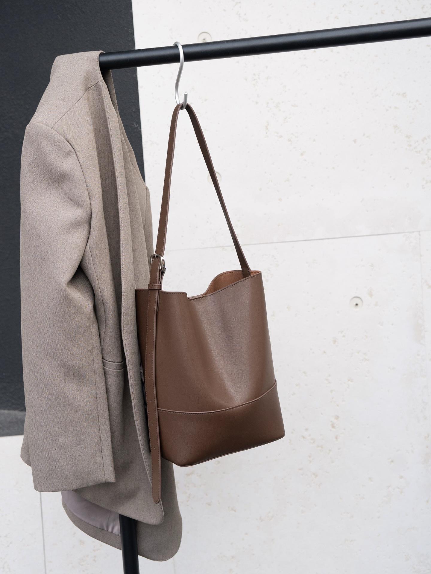 2026 Large-capacity, Fashionable and Simple Bucket Bag, Genuine Leather Single-shoulder Bag, Niche Single-shoulder 20X11X28cm
2026 Large-capacity, Fashionable and Simple Bucket Bag, Genuine Leather Single-shoulder Bag, Niche Single-shoulder 20X11X28cm
