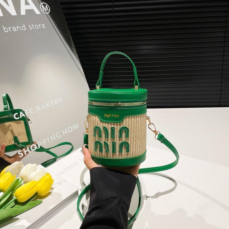 This year s new bag, portable cylinder bag, trendy splicing canvas shoulder bag, retro messenger women s bag.
This year s new bag, portable cylinder bag, trendy splicing canvas shoulder bag, retro messenger women s bag.